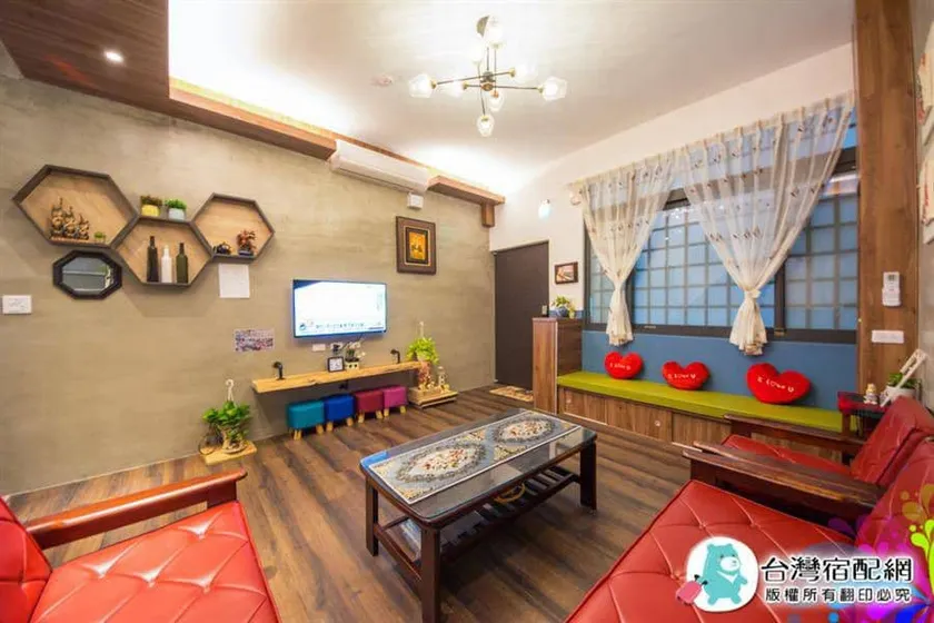 Tainan B&B (10-14 people) Entire house ~ Located near the train station, Jingxiang B&B - Image 1