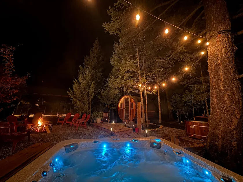 Spacious Radium Retreat. Hot tub/Sauna/ColdPlunge - Image 1