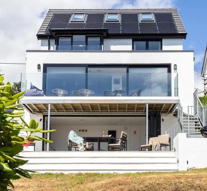 Luxury & comfort with sea views, cinema room & gym - Image 1