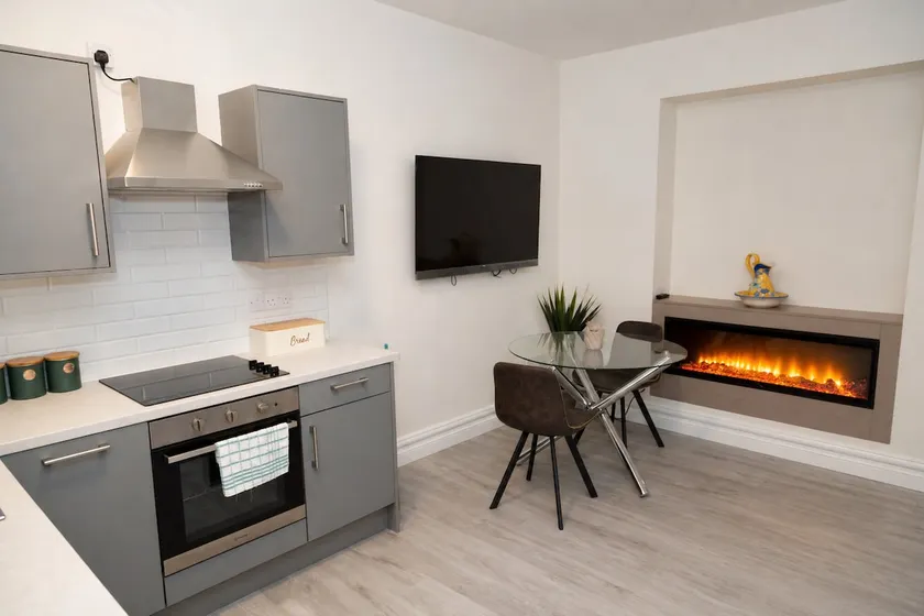 Modern Apartment In Town Center - Image 1