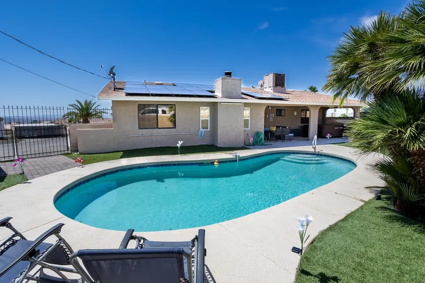 Family Fun Oasis Pool/Hot Tub. Sleeps 8. Central - Image 1