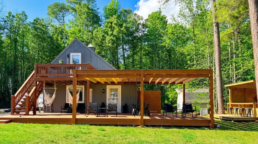 Main & Guest House on a Private 5-acre Waterfront - Image 1