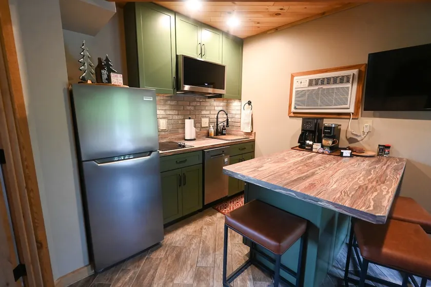 sleeps 2. renovated. Walk to slopes - Image 1