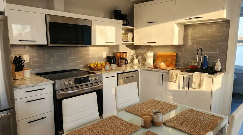 Stylish Loft w/ River View Balcony in Walkerville. - Image 1