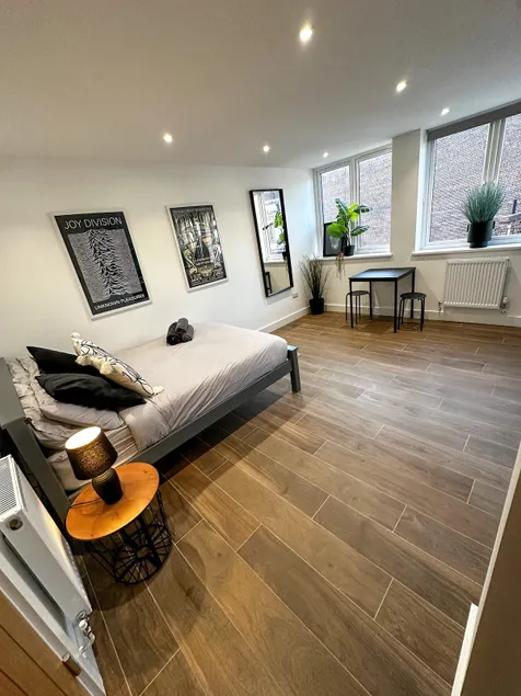 Stylish flat on High Street close to ship terminal - Image 1