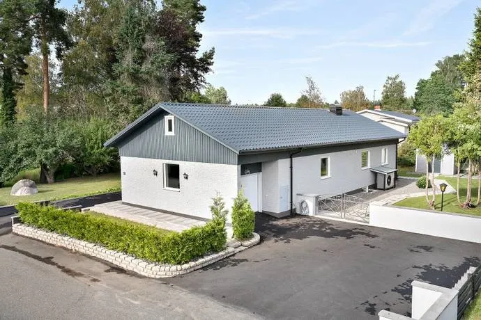 House in Bjärnum - Image 1