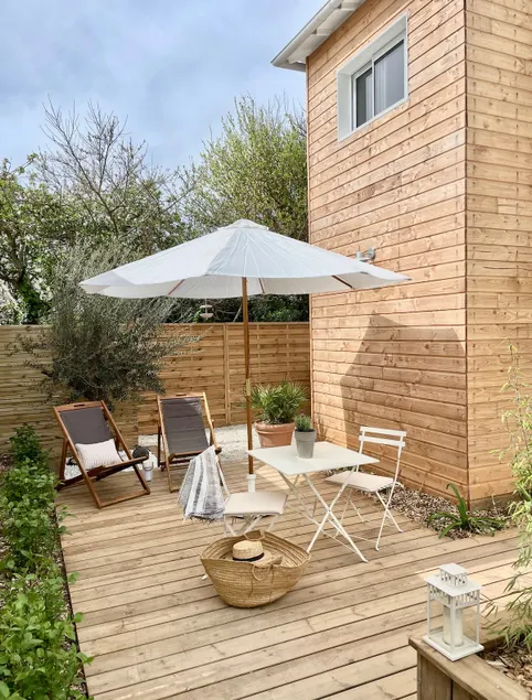 Charming seaside house with enclosed garden - Image 1