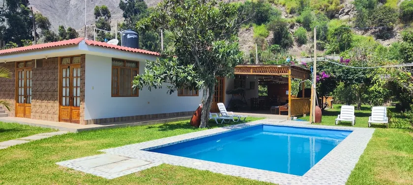 Country house with swimming pool - Image 1
