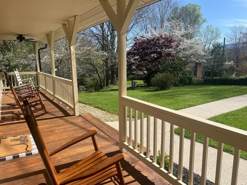 In-Town Charm at the House on Auburn Road - Image 1