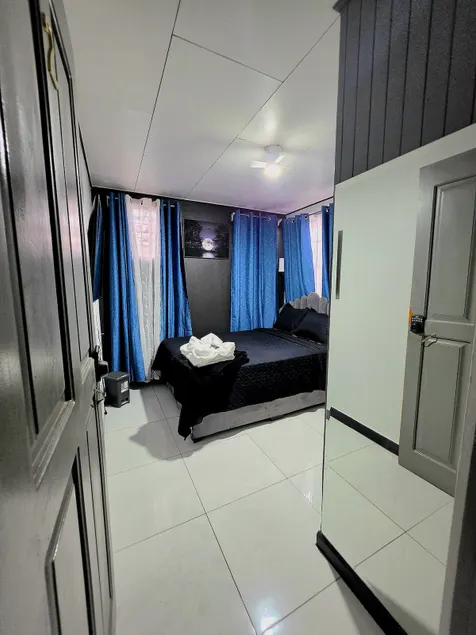 Room 4 km from the airport - Image 1