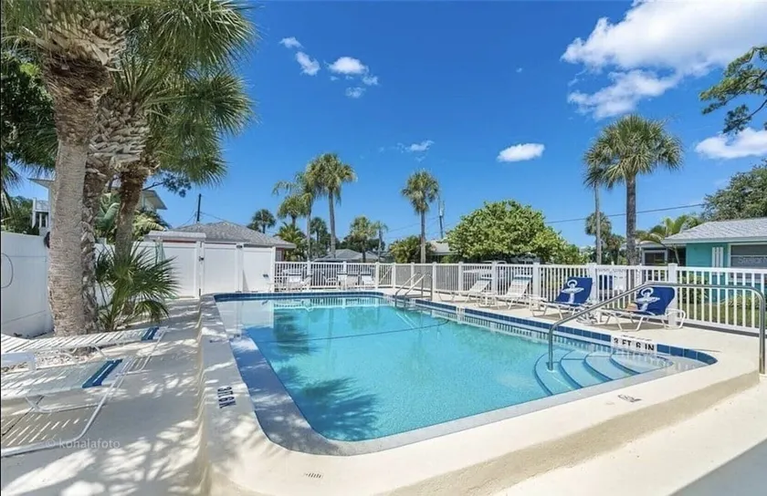 The Dollhouse on Lemon Bay with Free Boat Docking - Image 1