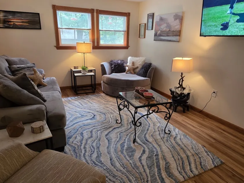 Spacious 4BR House, 3 King Beds, Arcade, By Lake - Image 1