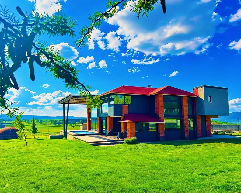”The Big House with a Beautiful View.” - Image 1