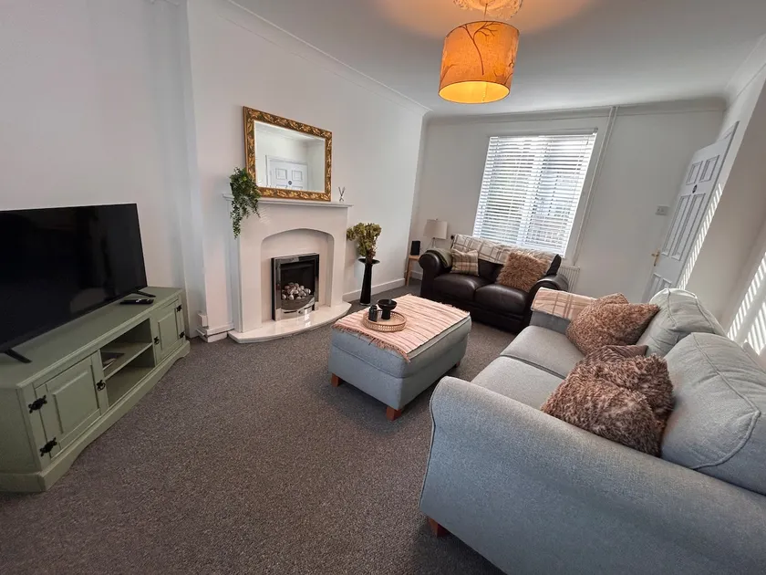 Montrose House 3 bedroom home with Parking - Image 1