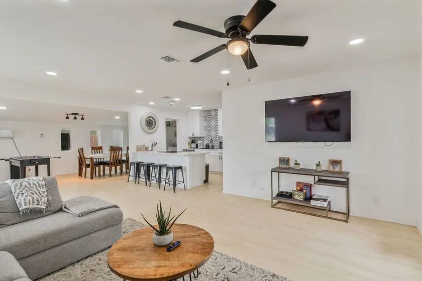 *Lackland Getaway * 4 Bedroom home with pool. - Image 1
