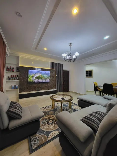 4mins to Aso Rock|Starlink|King Bed|Chef|24-7Power - Image 1