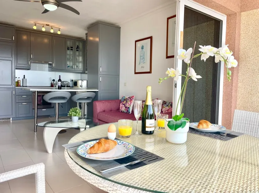 Spacious 3-Bedroom Apartment with Panoramic Sea Views - Image 1