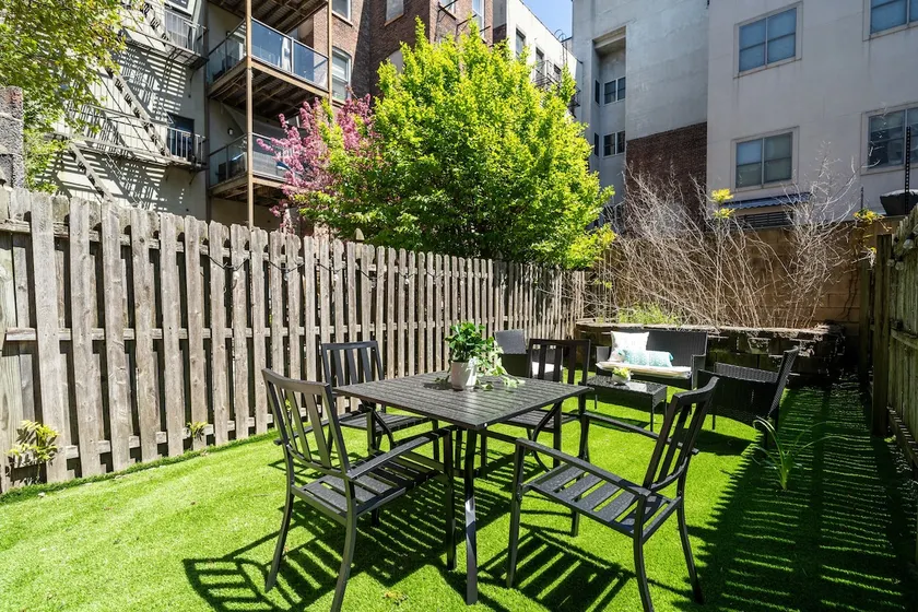 Modern apartment w/ yard - Image 1