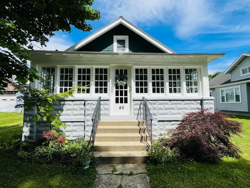1920's Charmer-large yard, 2 blocks from the lake! - Image 1