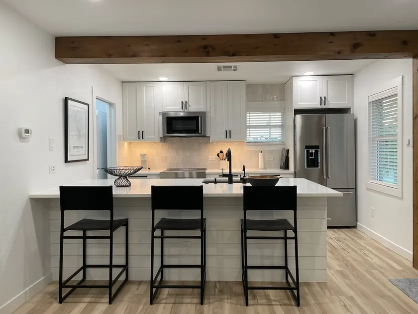 Modern Downtown Garage Apartment - Image 1
