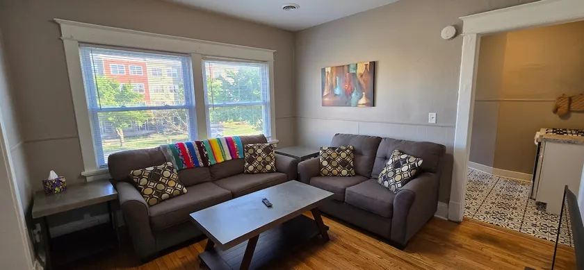Cute, little 1 br downtown apt with a balcony! - Image 1