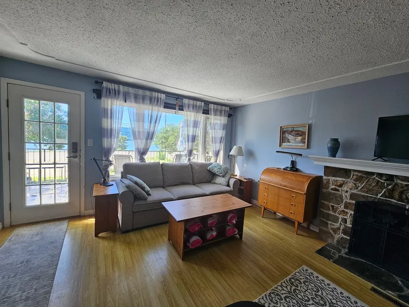 Cottage on Shuswap lake- semi private beach - Image 1