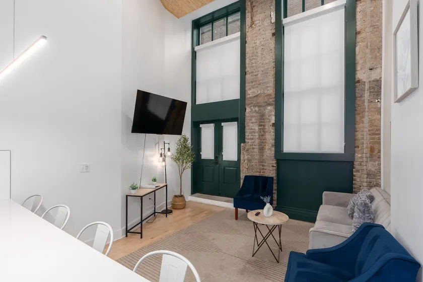 Urban Apartment Loft with Gym l Sleeps 5 - Image 1