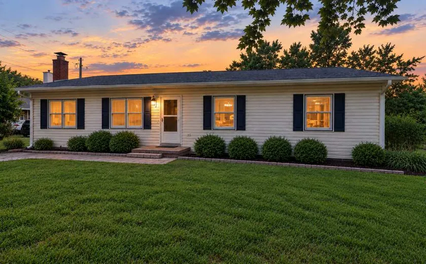 In-town home, sunrise views, deck, backyard - Image 1