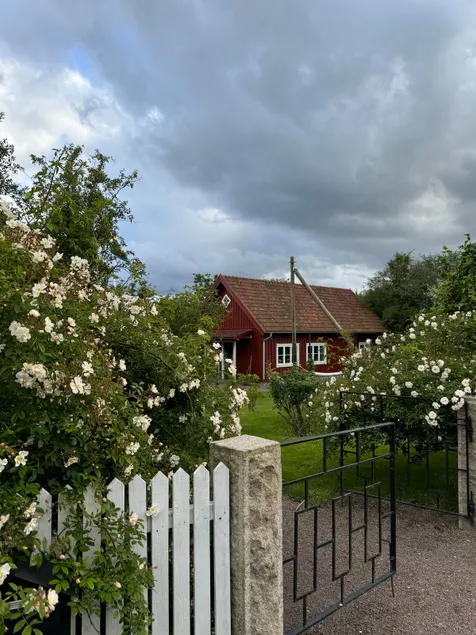 Charming house with large and lush garden. - Image 1