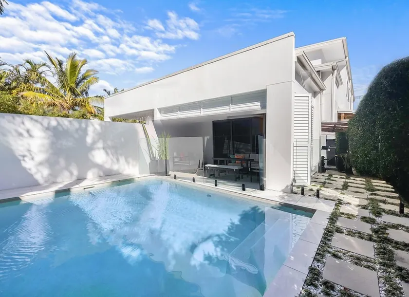 Walk to beach, pool, pets by approval - Image 1