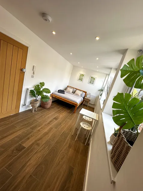 Cosy and quiet studio on High Street, Southampton - Image 1