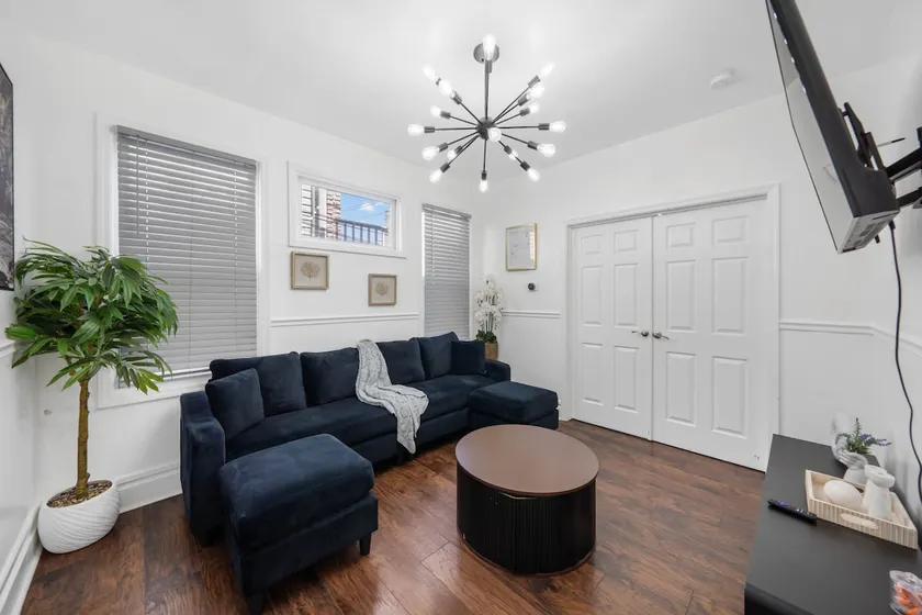 Sleeps 8, Stylish Home, Great Access NYC & EWR - Image 1