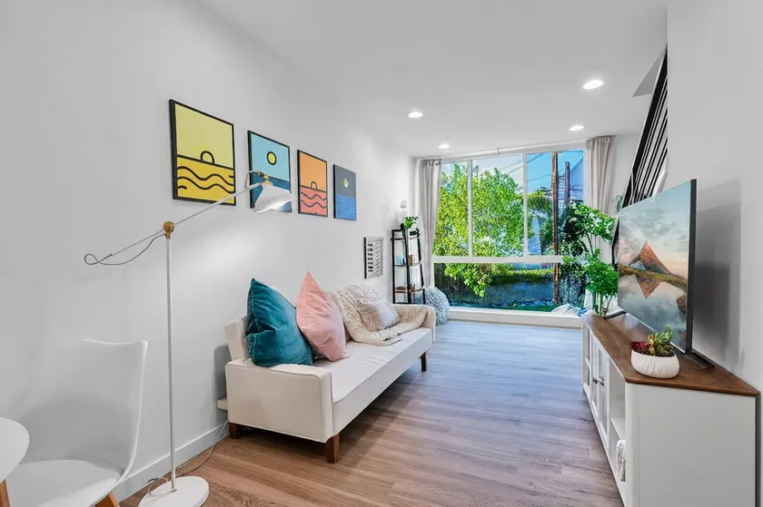 Walkable-FamilyFriendly-Artistic, 4Bed+2 Parking - Image 1
