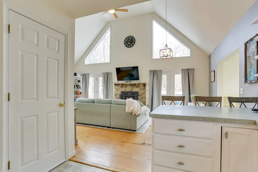 Masthope Chalet | 4 Bdrm | Firepit | sleeps 12 - Image 1