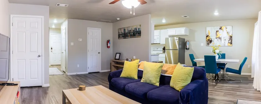 2 King beds, spacious, fast WiFi, near shopping! - Image 1