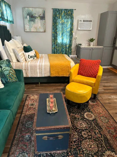 Cozy full studio In-law suite - Image 1