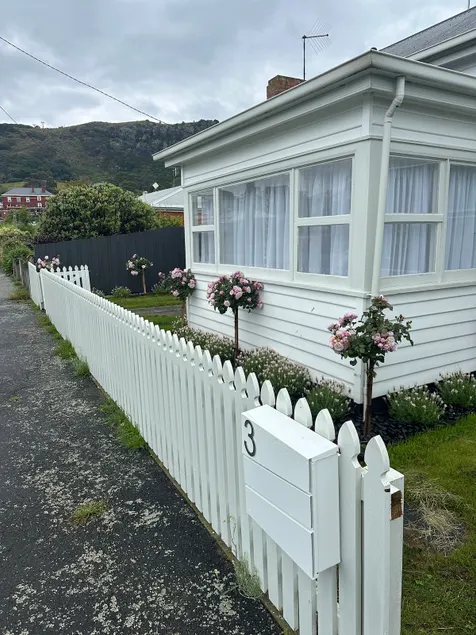 Cosy Coastal Cottage - Image 1