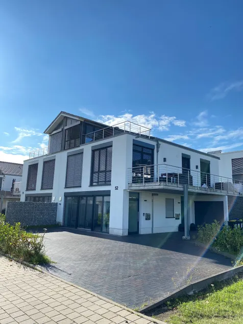 House with lake view - Image 1