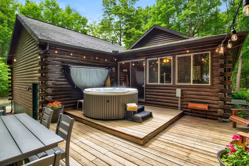Fort Sassafras: Hot Tub, Lake Michigan Access, BBQ - Image 1