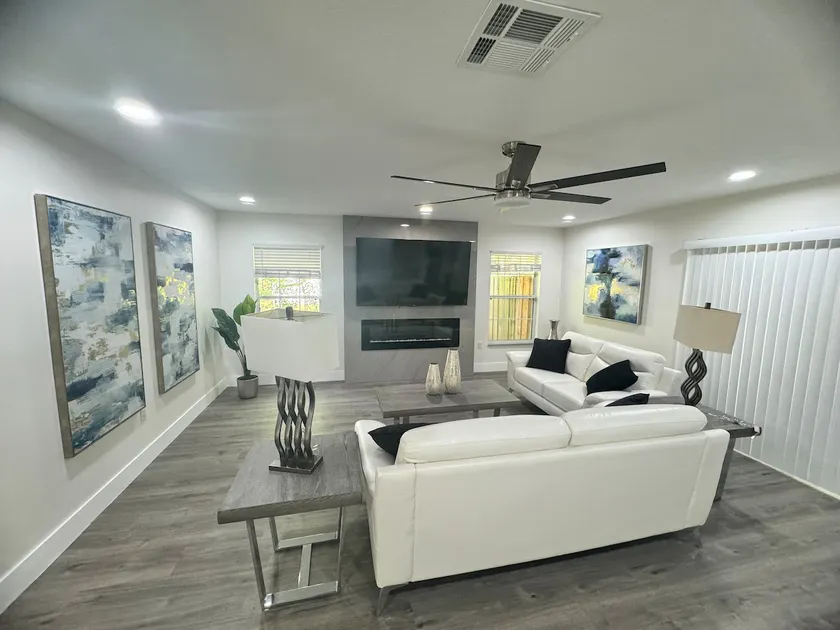 Orlando home close 2 attractions - Image 1
