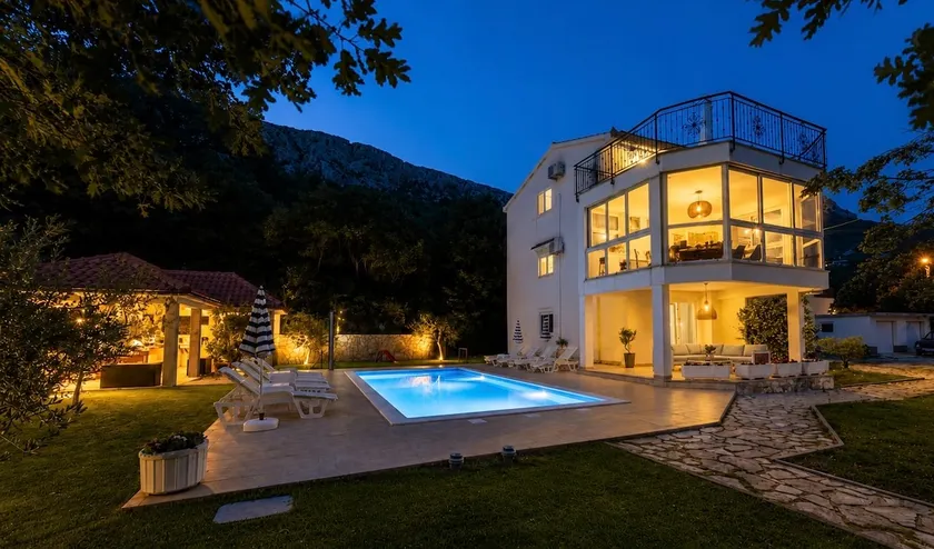 Charming Stay with Pool & Outdoor Lounge - Image 1