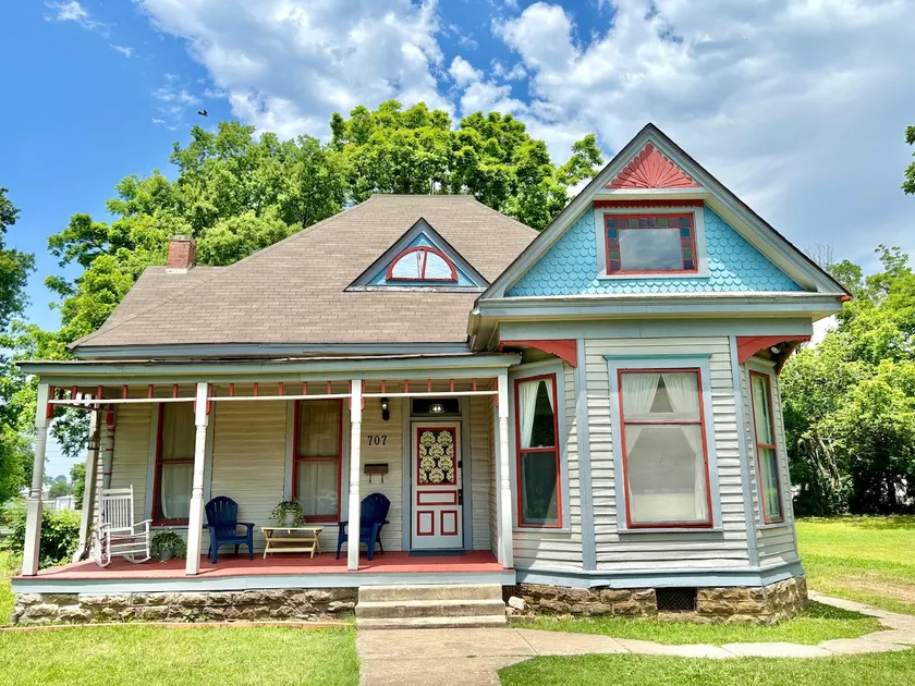 Morgan House -Downtown Victorian/Sleeps 9/Big Yard - Image 1