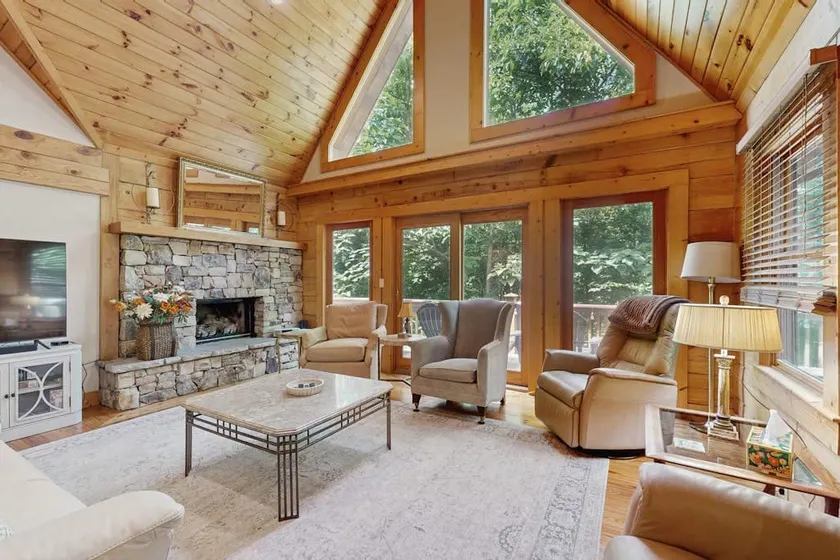 Woodsy cabin, hot tub, fireplace, balcony, grill - Image 1