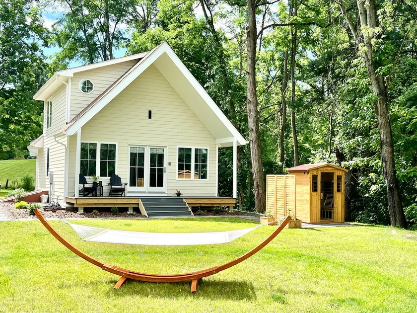 Modern Cozy Cabin /Outdoor Infrared Sauna/Yard - Image 1