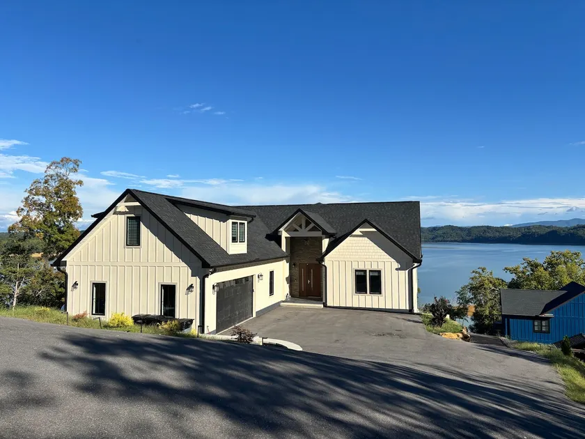 Exclusive Lakefront Retreat on Douglas Lake - Image 1