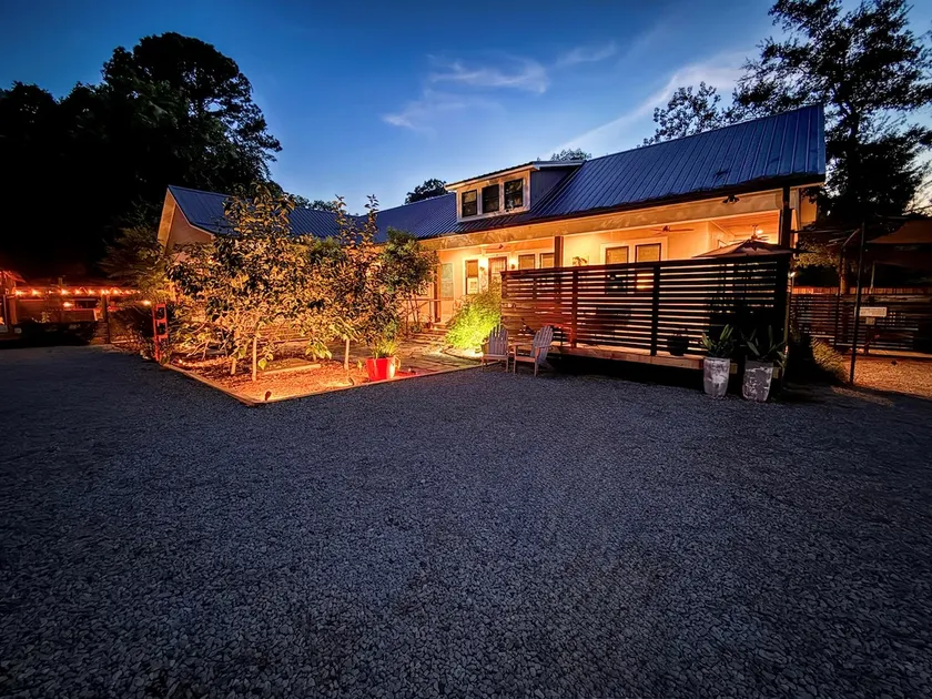 Gated Garden Cottage · King Bed · Walk to Downtown - Image 1