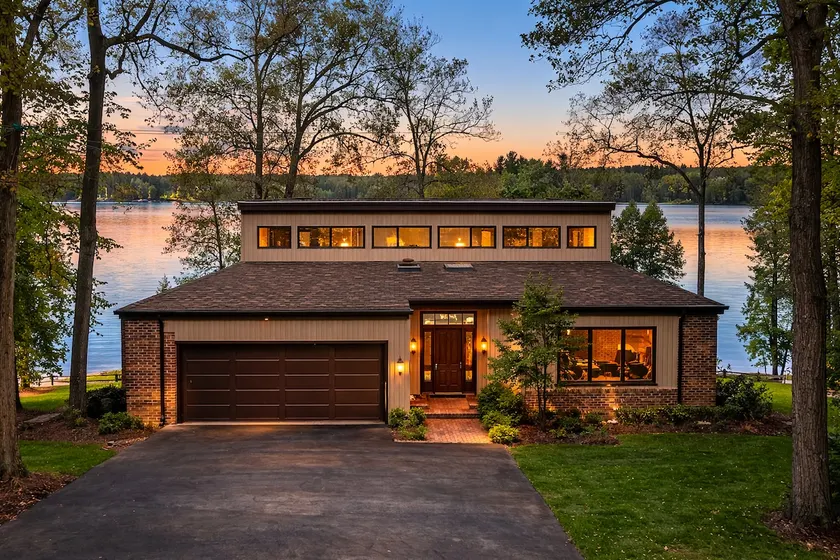 Huge Lakehouse! Sleeps 12! 5BR, 4BTH + Game Room. - Image 1