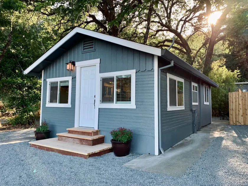 Enchanting Creekside Retreat: Your Downtown Oasis - Image 1