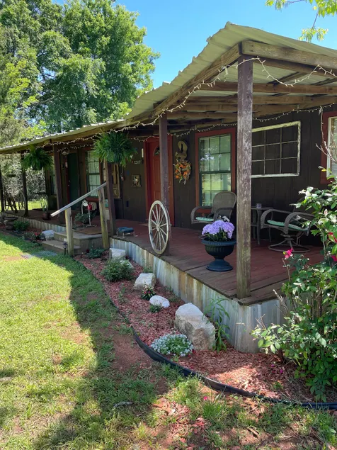 The Bunkhouse, farm stay, access to private pool. - Image 1