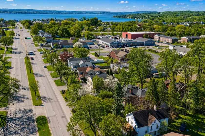 Walk to town and Canandaigua Lake | Finger Lakes - Image 1